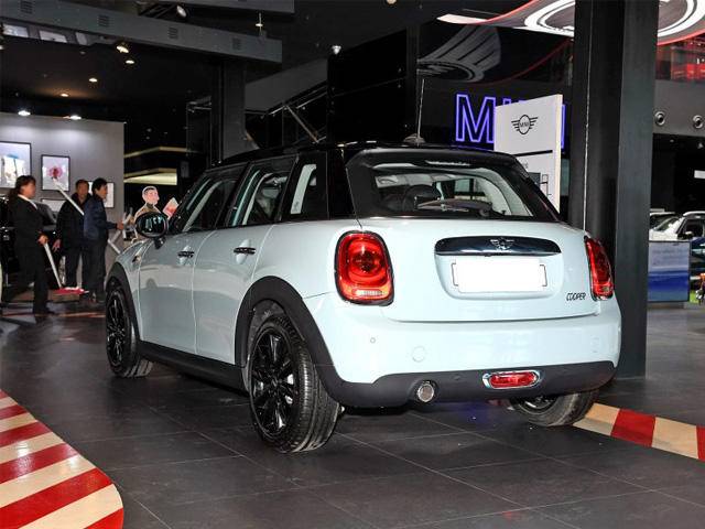 2017款 迷你mini-cooper-1.5t-a/mt冰蓝色限量款5门版后尾