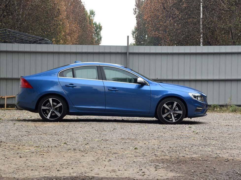 2017款沃尔沃s60-2.0-att5个性运动版右侧